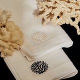 Servilletas La Mar en Lino Blanco con Bordado de Coral Negro. Set de 4