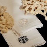 Servilletas La Mar en Lino Blanco con Bordado de Coral Negro. Set de 4