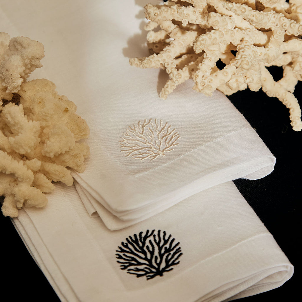 Servilletas La Mar en Lino Blanco con Bordado de Coral Negro. Set de 4
