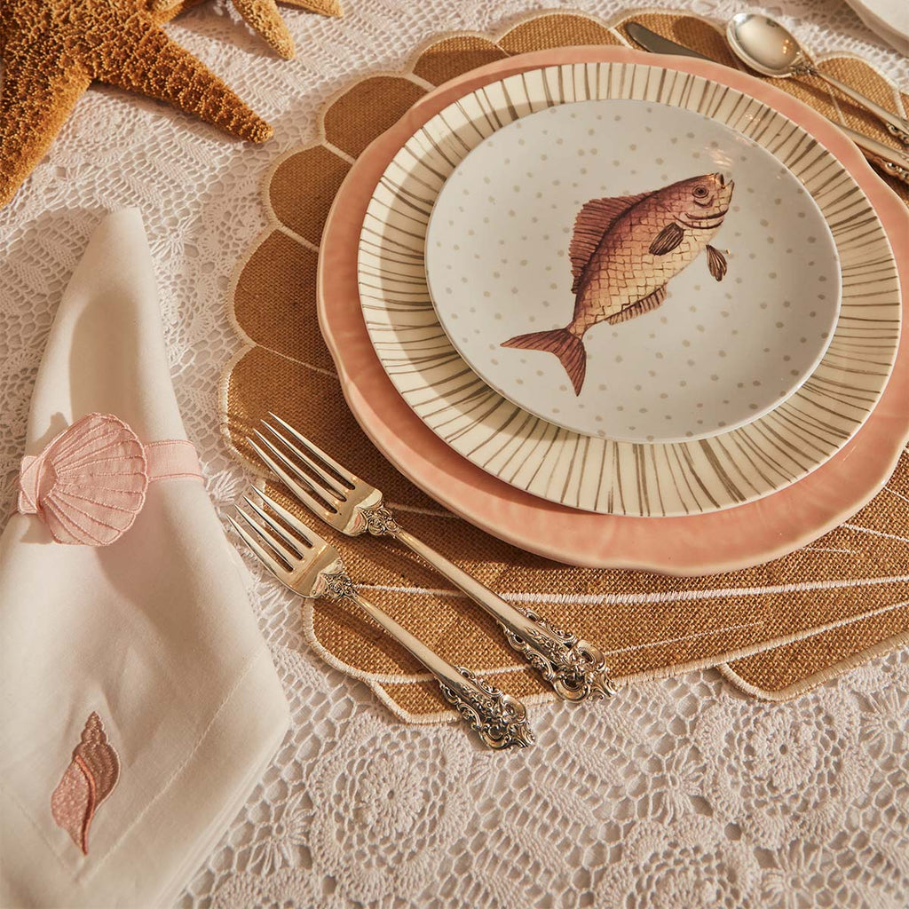 Mantelería La Mar con Individuales Concha en Yute Ivory y Servilletas de Lino con Bordado de Caracol de Mar. Set para 4 personas