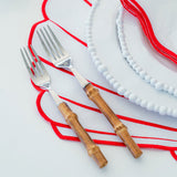 Set Mantelería Concha en Rojo: 4 Individuales en Forma de Concha con 4 Servilletas con Orilla Bordada en Rojo.