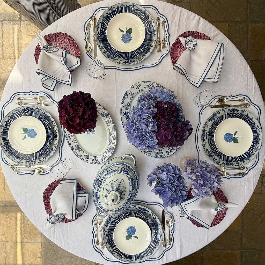 Mantelería Sofía con Servilleta y Servilletero Tulipán en Lino Blanco y Bordado en Azul. Set para 4 personas