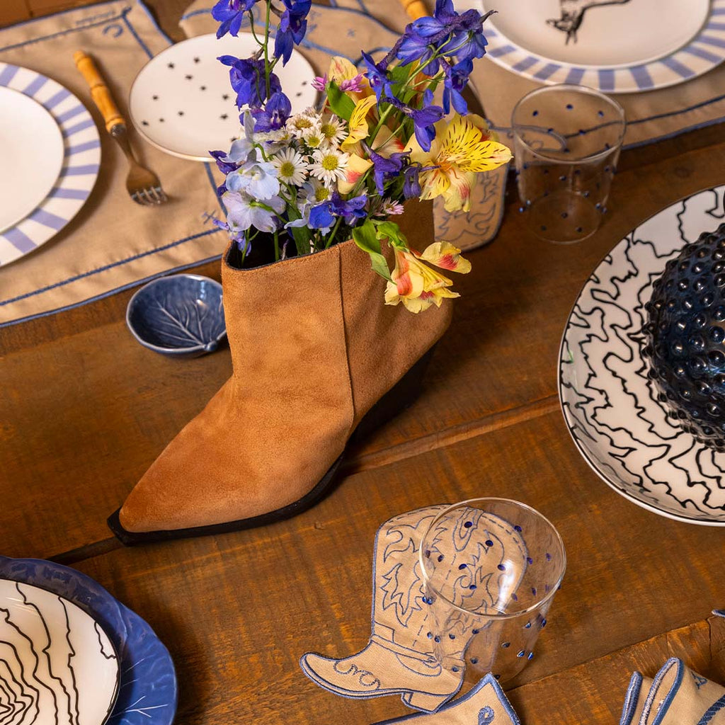 Cocteleras de Bota en Lino Caramelo con Bordado Azul. Set de 4
