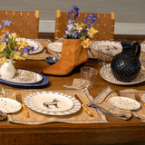 Mantelería Cowgirl con Individuales y Servilletas en Lino Caramelo con Bordado Azul. Set para 4 personas.