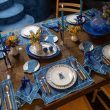 Mantelería Cowgirl con Individuales y Servilletas en Lino Azul con Bordado Teal. Set para 4 personas.
