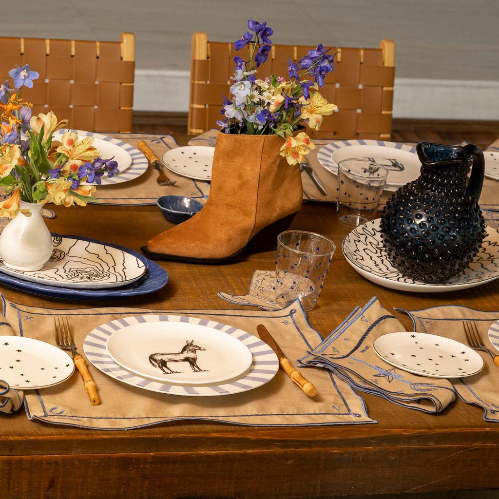 Mantelería Cowgirl con Individuales y Servilletas en Lino Caramelo con Bordado Azul. Set para 4 personas.