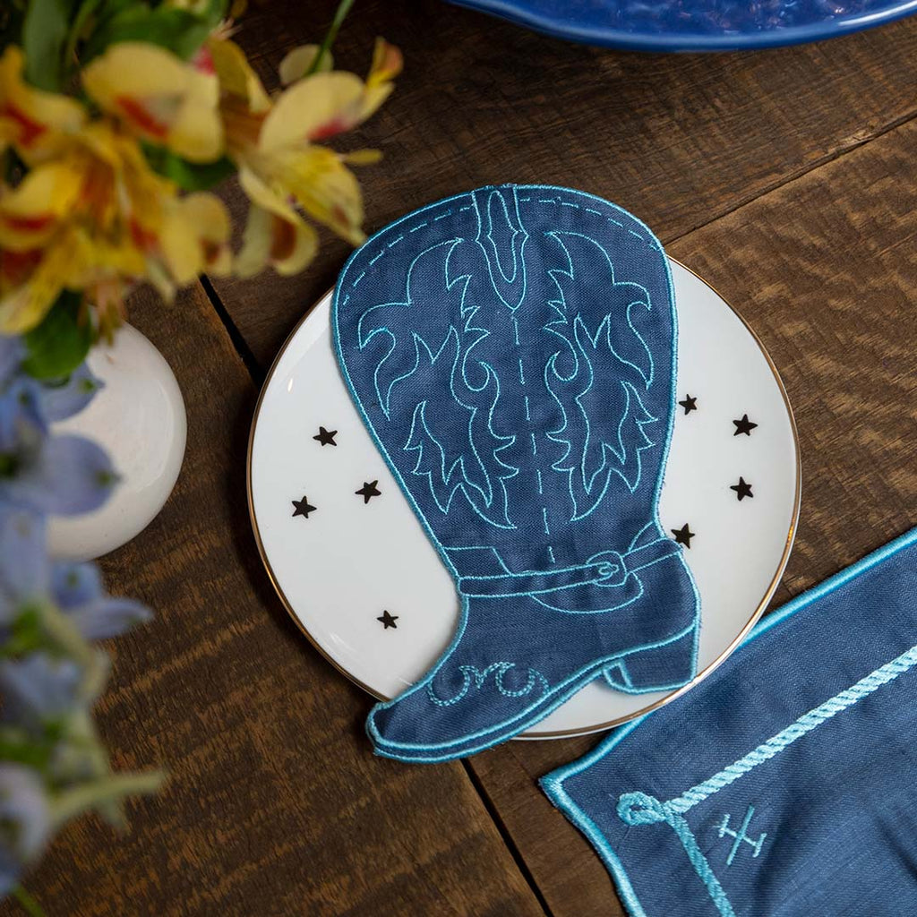 THE HOWDY COWGIRL ZASHPACK: 4 Cocteleras Bota y 4 Cocteleras con Frases Vaqueras en Lino Azul con Bordado Teal.