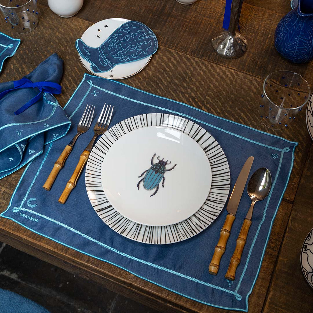 THE HOWDY COWGIRL ZASHPACK: 4 Cocteleras Bota y 4 Cocteleras con Frases Vaqueras en Lino Azul con Bordado Teal.