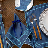 Mantelería Cowgirl con Individuales y Servilletas en Lino Azul con Bordado Teal. Set para 4 personas.