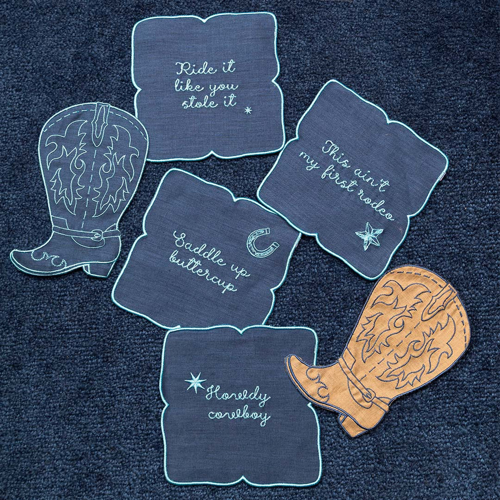 Cocteleras de Bota en Lino Caramelo con Bordado Azul. Set de 4