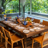 Mantelería Cowgirl con Individuales y Servilletas en Lino Caramelo con Bordado Azul. Set para 4 personas.