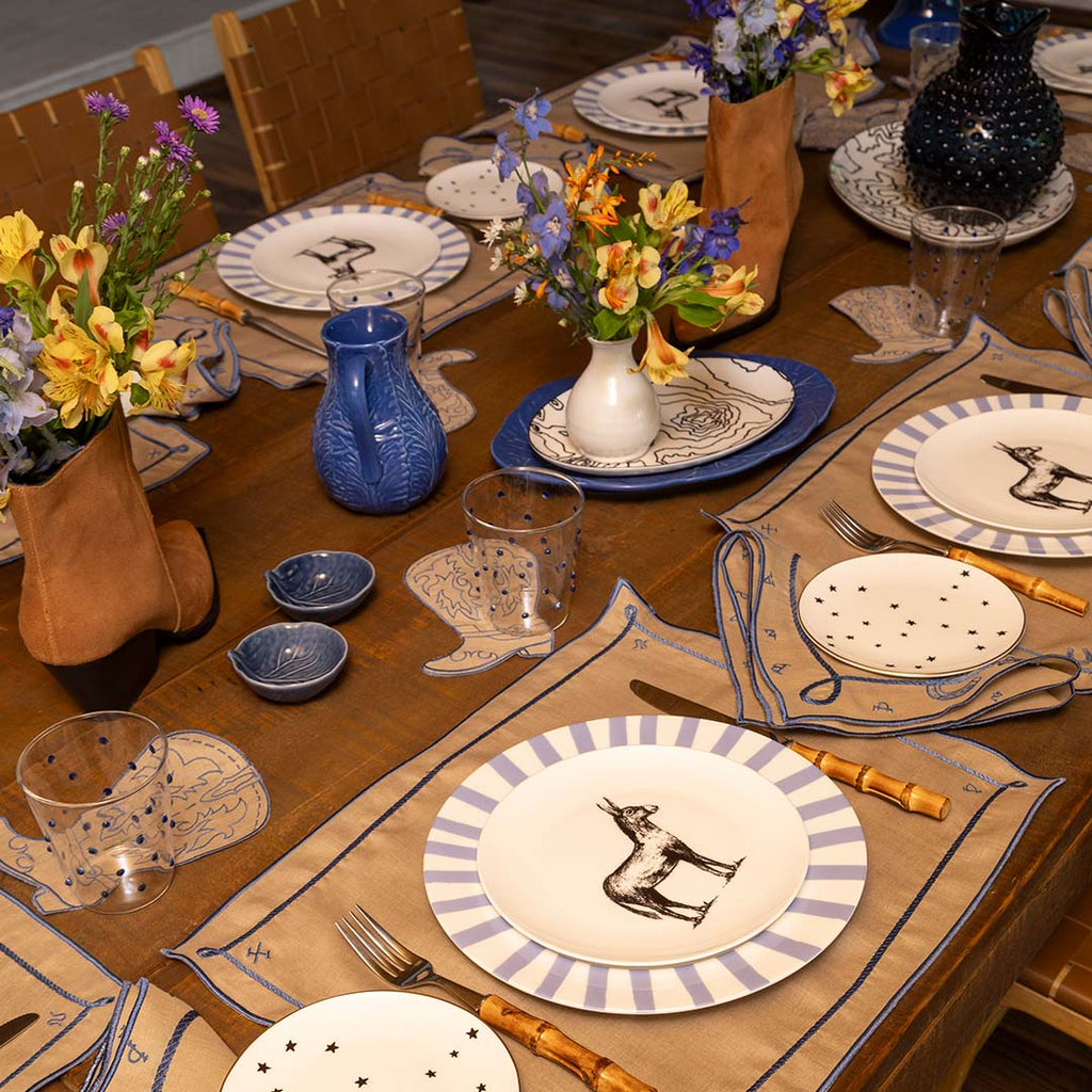 Mantelería Cowgirl con Individuales y Servilletas en Lino Caramelo con Bordado Azul. Set para 4 personas.