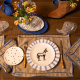 Mantelería Cowgirl con Individuales y Servilletas en Lino Caramelo con Bordado Azul. Set para 4 personas.