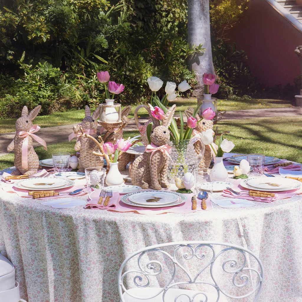 Set de Vajilla Spring Bunny con 4 Platos Trinche con Borde de Flores, 4 Platos para Ensalada con Conejo y 4 platos para Pan con Guirnalda de Flores.