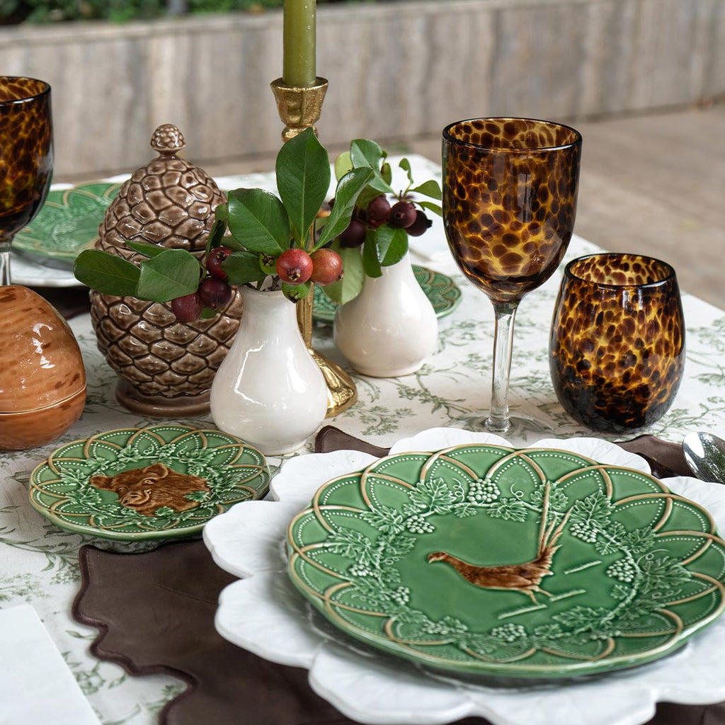 Juego de 4 Individuales Maple en Terciopelo Café con Orilla Bordada con 4 Servilletas en Lino Blanco con Hoja de Maple bordada en Café.