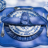 Mantelería Sofía con Individual y Servilleta en Lino Azul y Bordado en Azul. Set para 4 personas