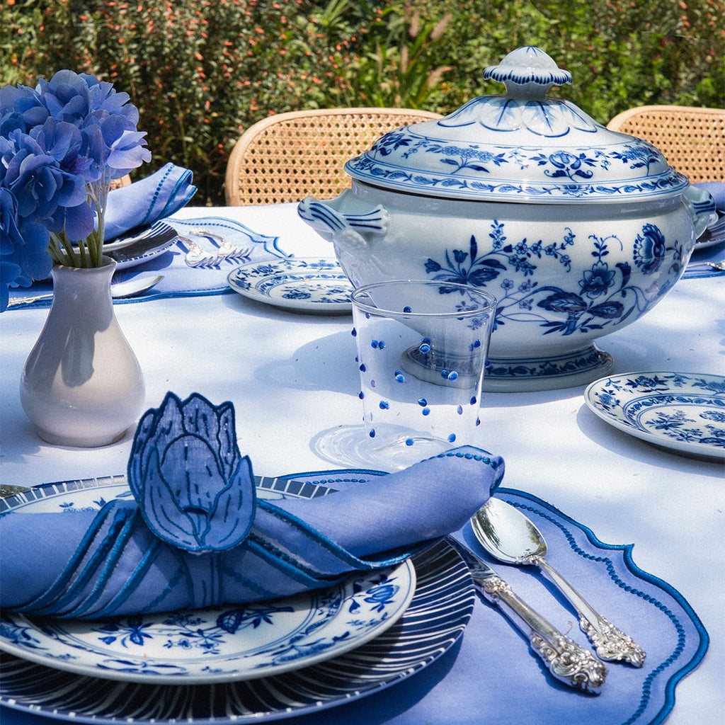 Mantelería Sofía con Servilleta y Servilletero Tulipán en Lino Azul y Bordado en Azul. Set para 4 personas