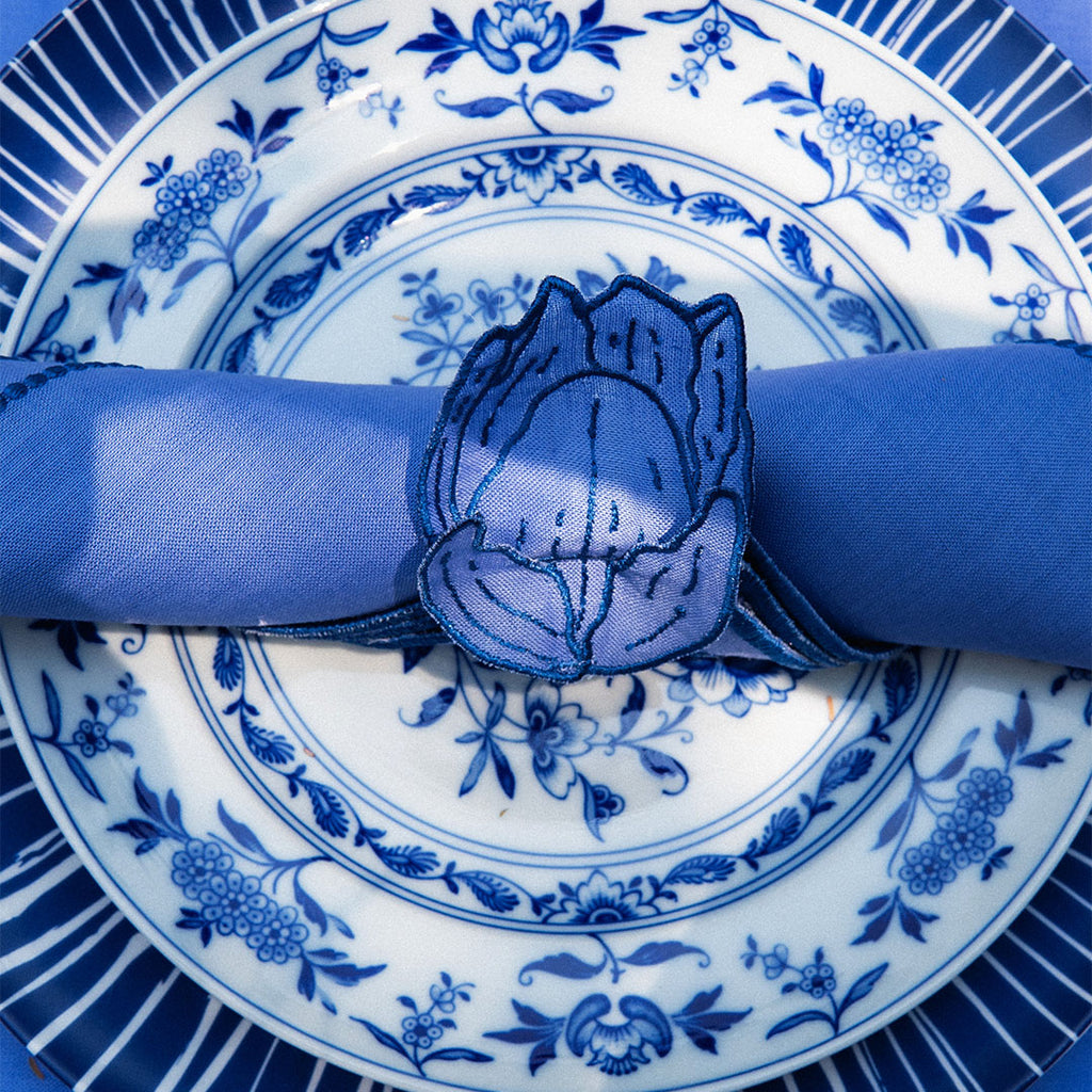 Mantelería Sofía con Servilleta y Servilletero Tulipán en Lino Azul y Bordado en Azul. Set para 4 personas