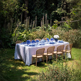 The Royal Blue Flower Zashpack: Set con 4 Platos para Ensalada con Hortensia, Mantelería Sofía completa con 4 Individuales, 4 Servilletas y 4 Servilleteros Tulipán en Lino Azul y Bordado en Azul.