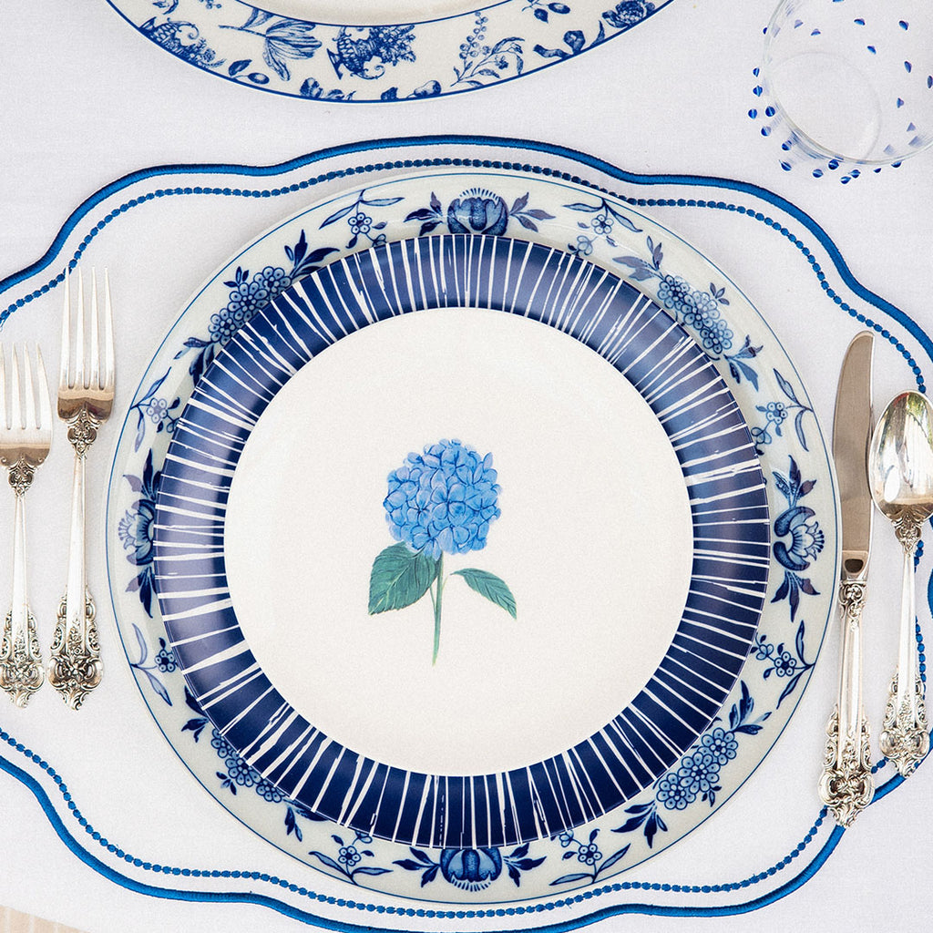 Mantelería Sofía con Individual y Servilleta en Lino Blanco y Bordado en Azul. Set para 4 personas