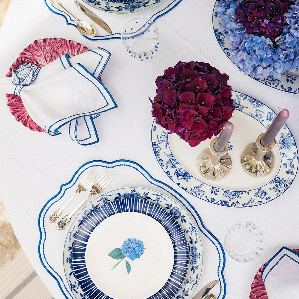 Mantelería Sofía con Individual y Servilleta en Lino Blanco y Bordado en Azul. Set para 4 personas