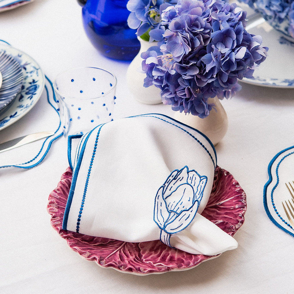 Mantelería Sofía con Individual y Servilleta en Lino Blanco y Bordado en Azul. Set para 4 personas
