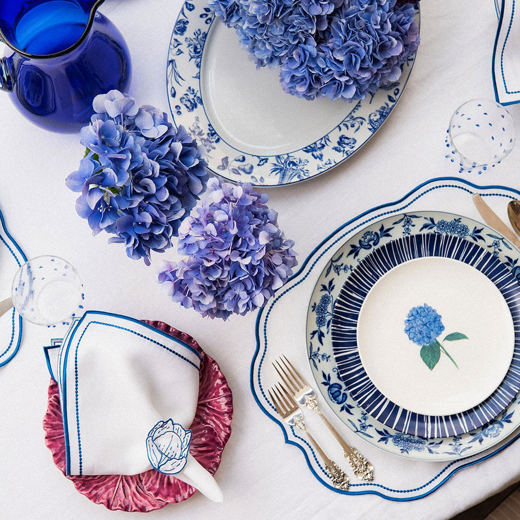 The Royal Garden Zashpack: Set con  4 Servilletas Sofía en Lino Blanco y Bordado en Azul y 6 Vasos Pippa con puntitos azules