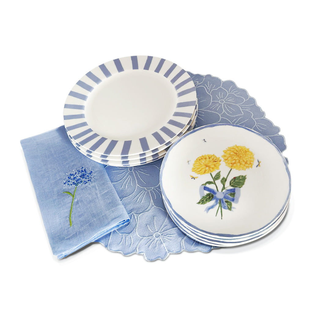 Set de Mantelería y Vajilla de flores en olor azul claro, marca Zash