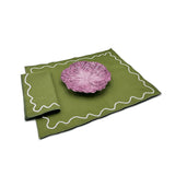 THE RED CABBAGE ZASHPACK: Juego de Mantelería Regina Color Verde Olivo con Ondas en Ivory y Platos Trinche de Repollo Morado. Set para 4 personas.