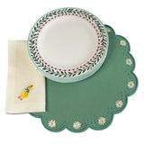Set de mesa con individuales Pily en verde menta con flores bordadas, servilleta de lino ivory con bordado de patito y platos trinche con borde de flores, marca Zash