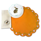 THE EASTER BUNNY ZASHPACK: Set con 4 Individuales Pily en Algodón Naranja con Bordado de Florecitas, 4 Servilletas Easter en Lino Ivory con Bordado de Conejo y 4 Platos para Ensalada con Conejo