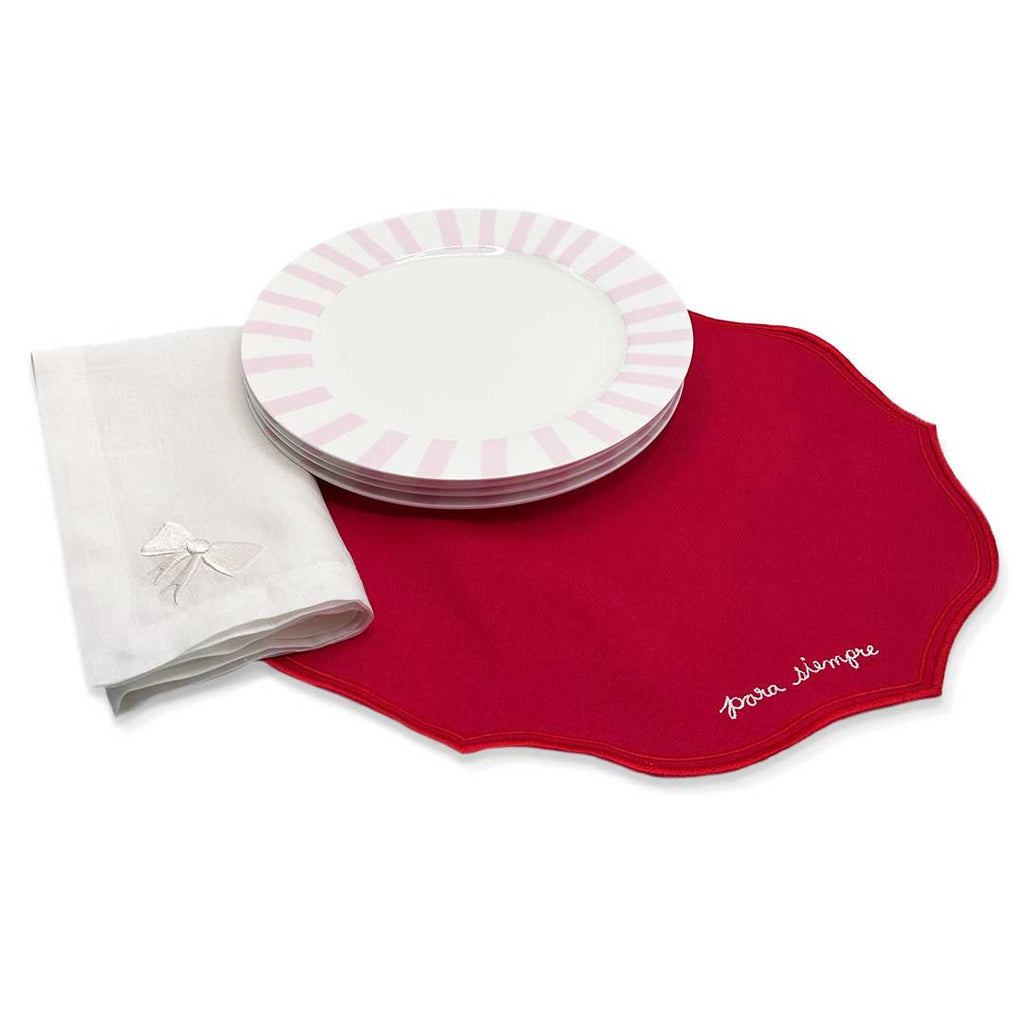 Set con individuales rojos con bordado de Para Siempre, servilleta con moño ivory y platos trinche con rayas rosas. Perfecto para Date Night o San Valentín, marca Zash