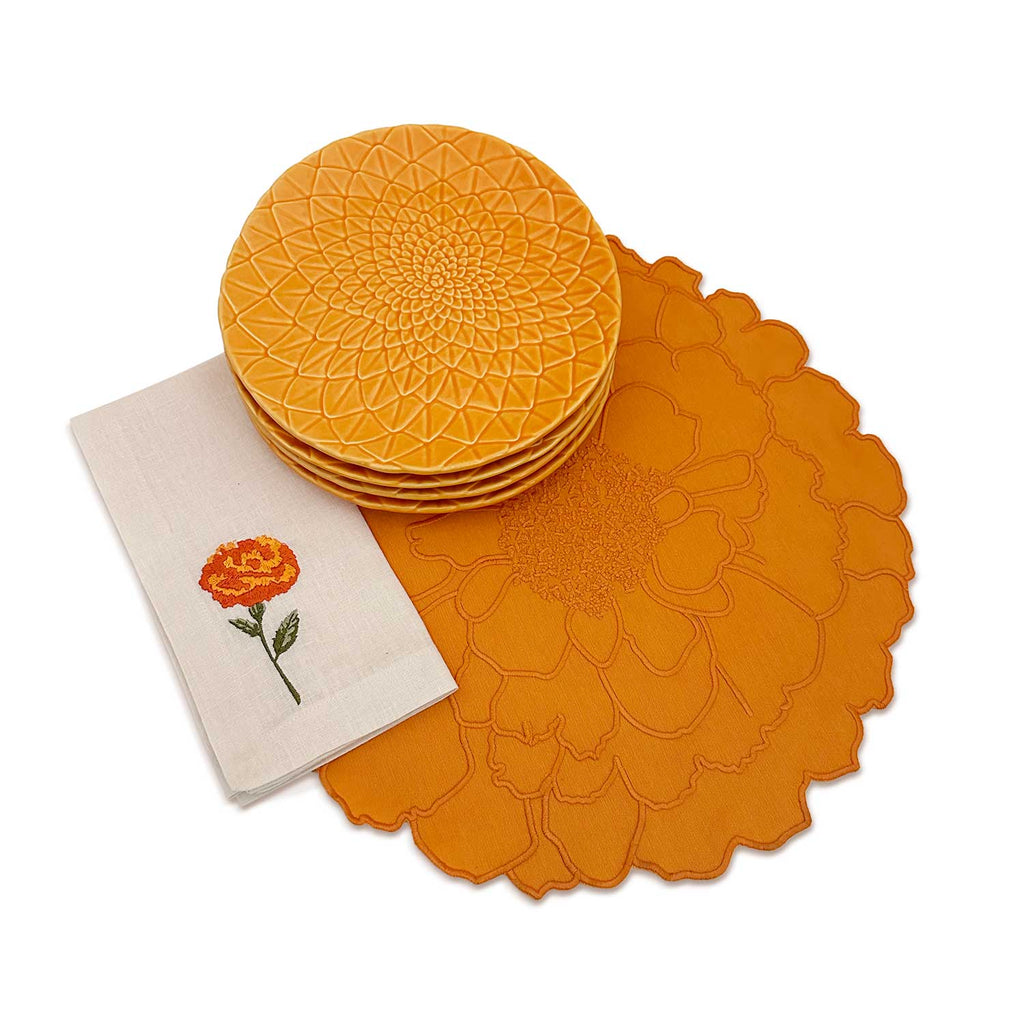 Setting de mesa de Cempasúchil, con Individuales, servilletas y platos trinche, marca Zash