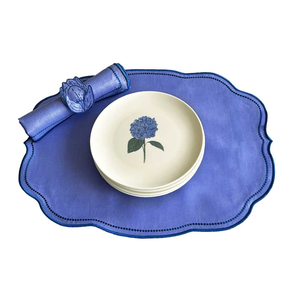 Zashpack set de mesa con Individuales y servilleta de lino azul con orilla bordada en azul, servilleteros de lino azul en forma de tulipán y platos de ensalada con Hortensia azul, marca Zash