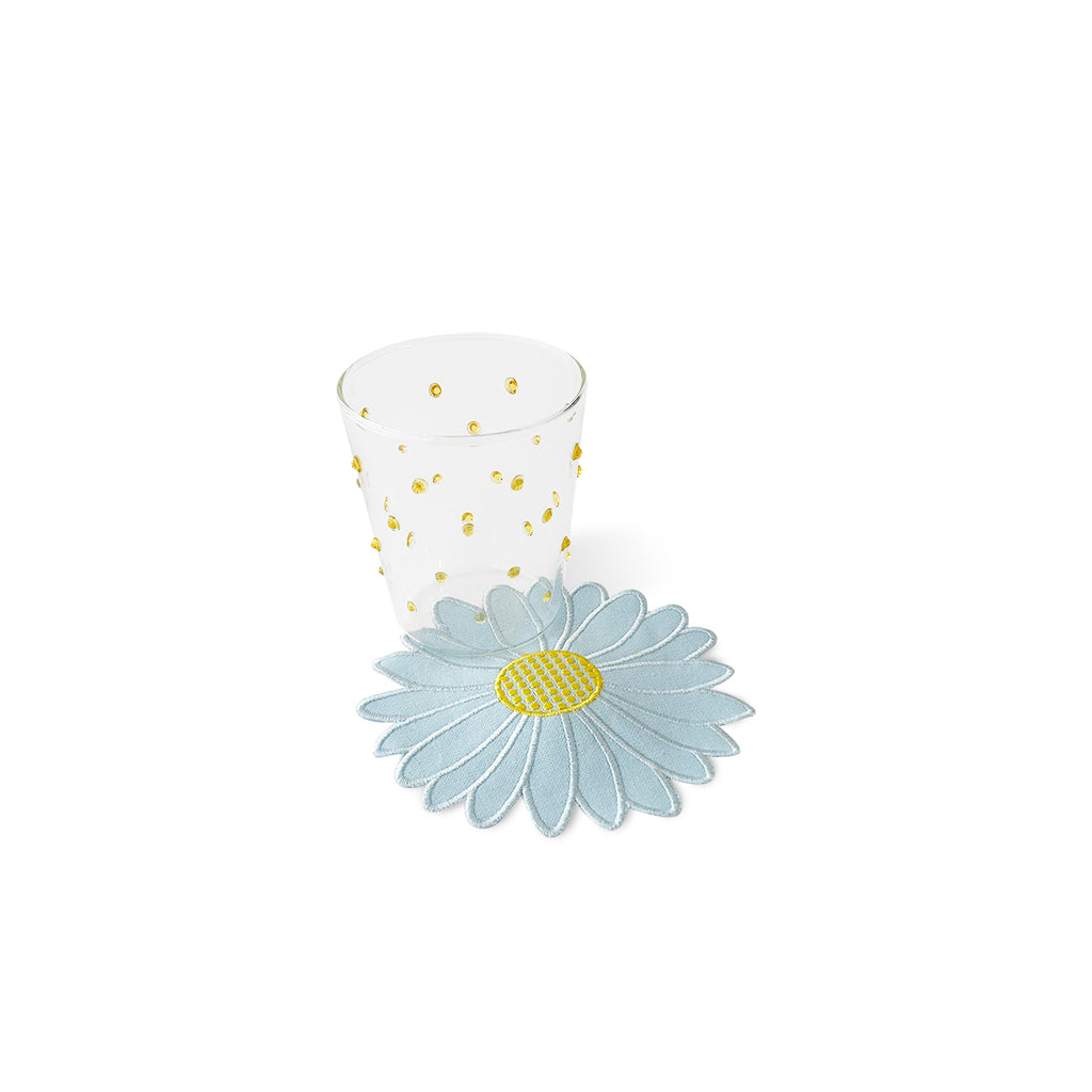 Set de vasos con puntitos amarillos con servilletas cocteleras en forma de flor color azul claro, marca Zash