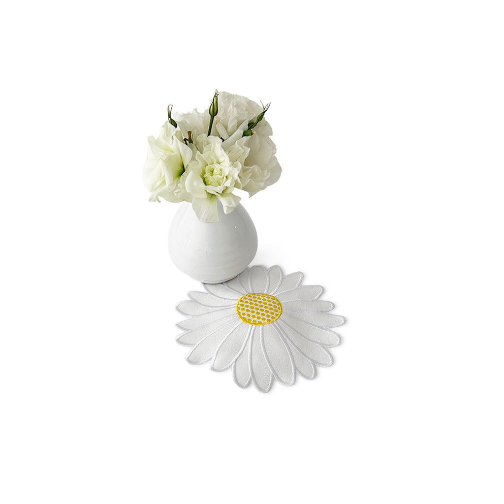 Set de floreritos de talavera con servilletas cocteleras en forma de flor blanca, marca Zash