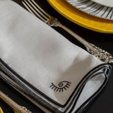 Servilleta de Lino con Orilla en Negro y Ojo Bordado. Set de 4