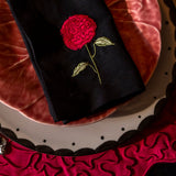 Servilletas Flora con Bordado de Celosia en Lino Negro. Set de 4