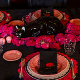 Set de Mantelería Flora con Individuales de Algodón Fucsia y Servilletas de Lino Crudo con Bordado de Celosía. Set para 4 personas