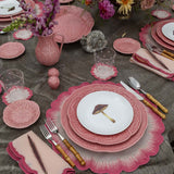 Vajilla con Platos Trinche y Pan de Repollo Rosa Flamingo y Platos para Ensalada con Hongo. Set para 4 personas