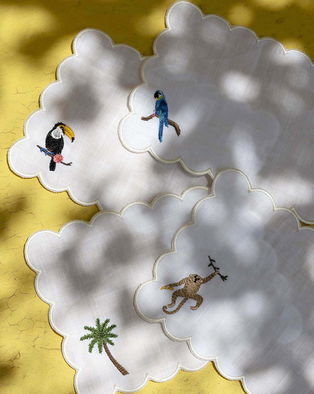 Set de 4 Cocteleras Tropic Rectangular Lino Blanco Bordado Aves Palmera y Chango