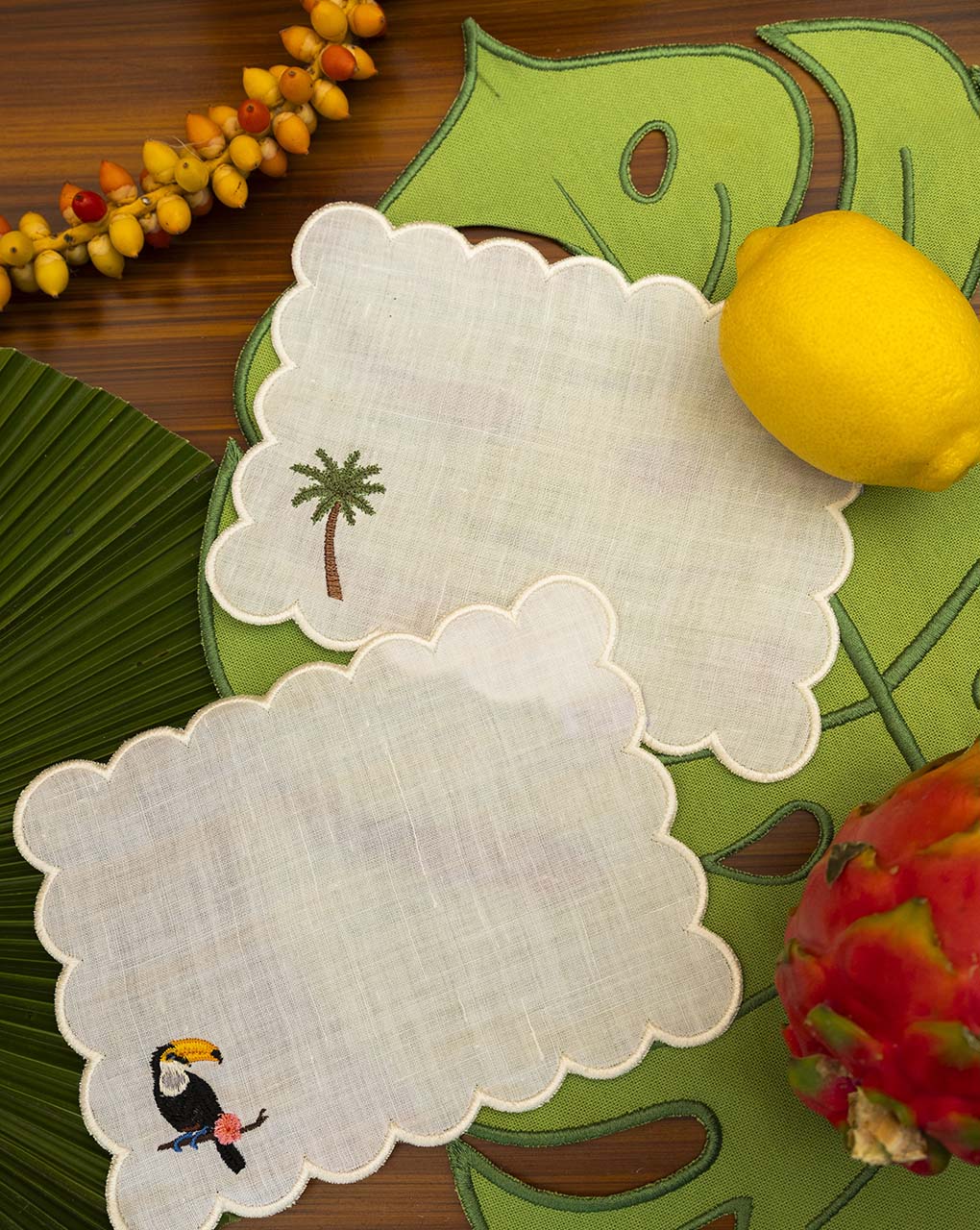 Set de 4 Cocteleras Tropic Rectangular Lino Blanco Bordado Palmera y Tucan detalle