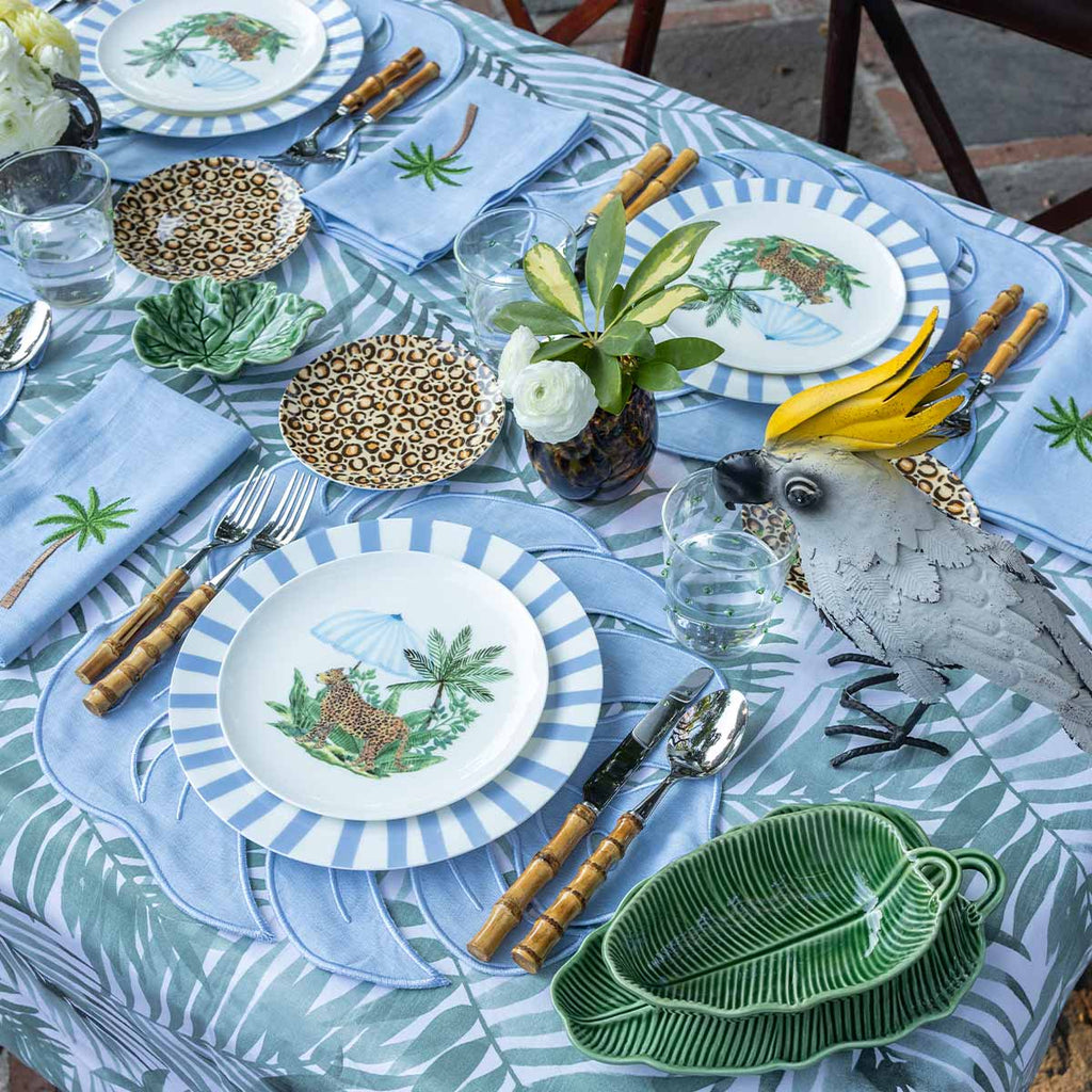 BLUE TROPIC COMPLETE ZASHPACK: Individuales y Servilletas Tropic en Lino Azul con Plato Trinche Candy Cane Azul y Plato Ensalada de Cheetah con Sombrilla Azul