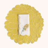 Set de Manteleria Flor Dalia en Loneta  Amarilla con Servilleta de Lino Bordado en Amarillo. 8 piezas