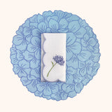 Set de Manteleria Flor Hortensia en Loneta Azul con Servilleta de Lino Bordado en Azul. 8 piezas