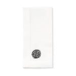 Servilleta de lino blanco con bordado de coral de mar en negro, marca Zash