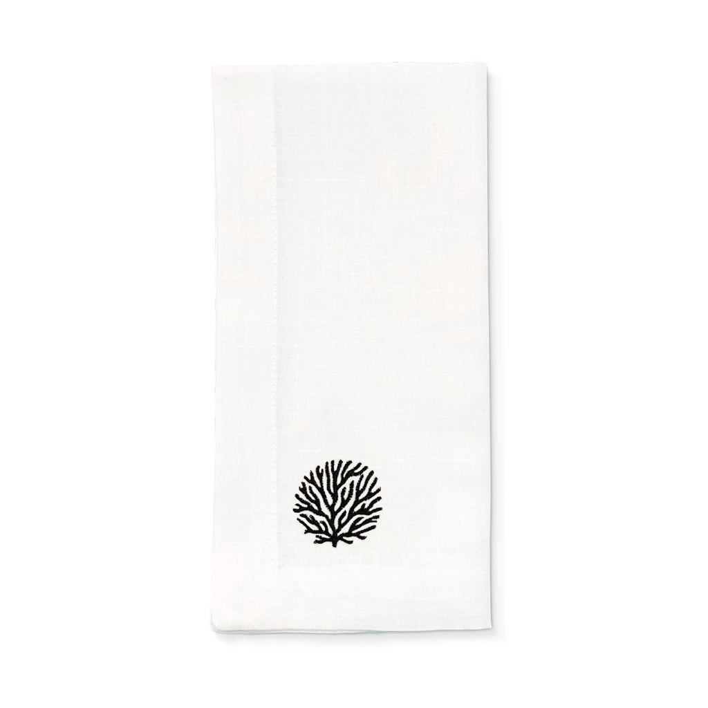 Servilleta de lino blanco con bordado de coral de mar en negro, marca Zash