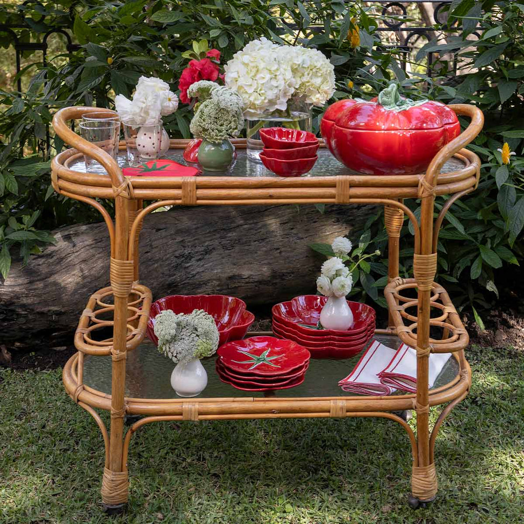 Juego de Vajilla con Platos Trinche de 29 cm, Platos de Ensalada de 15 cm y 
Bowls Chicos de 12.5 cm en forma de Tomate Rojo de Bordallo Pinheiro, Set de 4.