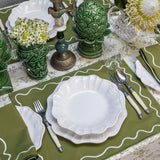 Juego Regina para 4 de Mantelería con Individual y Servilleta en Loneta Verde Olivo con Ondas Bordadas en Ivory.