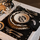 Servilleta Silvia en Lino Negro con Bordado de Pluma Ivory. Set de 4